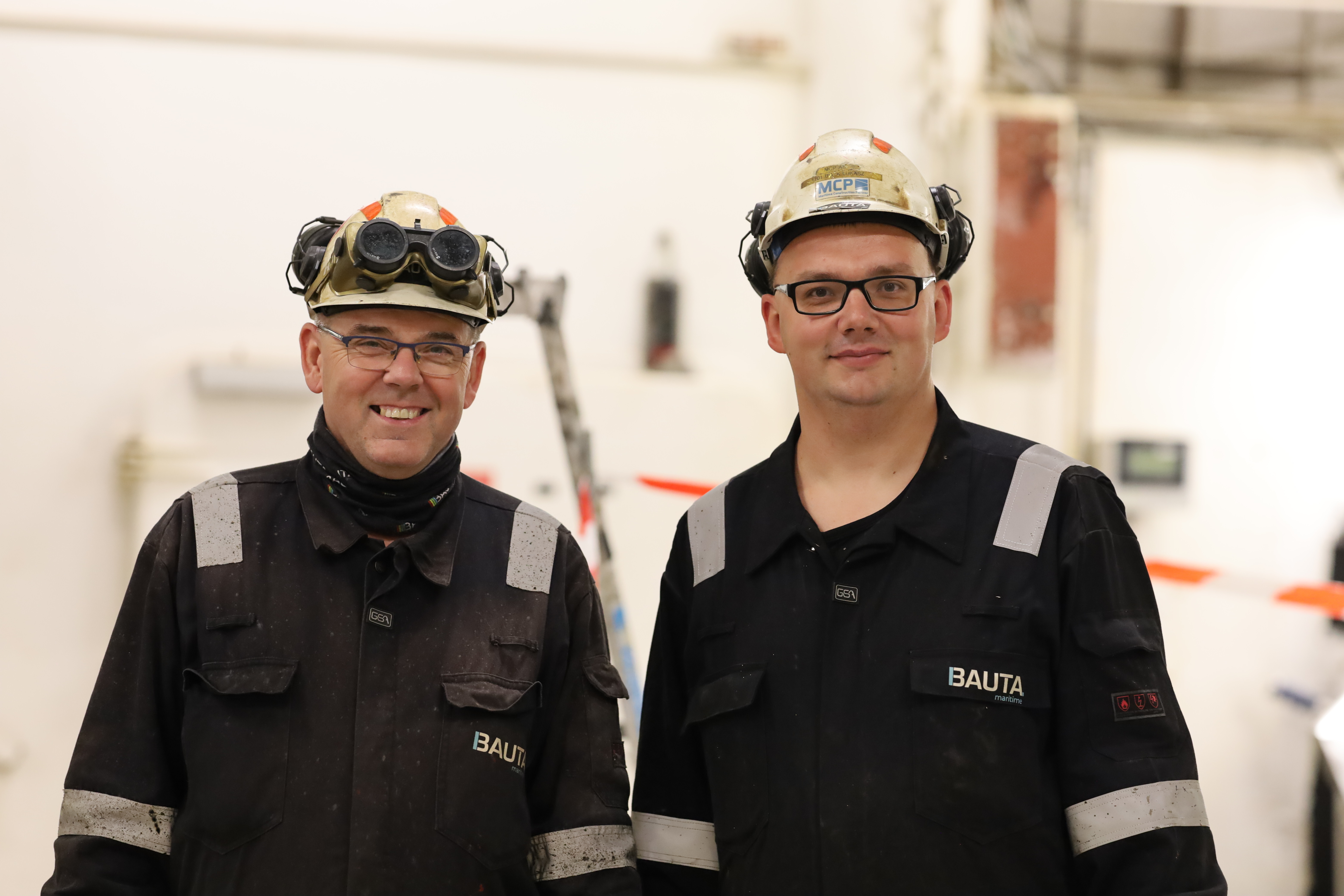 Stolte platearbeidere, som også er hverandres svigerfar og svigersønn. Fra venstre: Marek Stefanowski (BAS) og Lukasz Bialk (platearbeider).